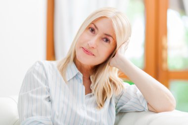 üst düzey kadın kanepede rahatlatıcı