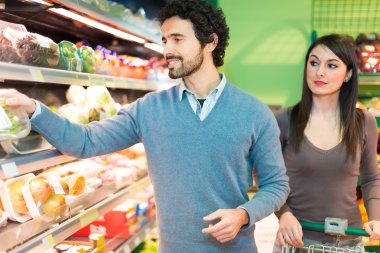 bir süpermarkette alışveriş Çift