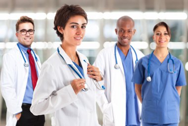 Doktor tıbbi işçilerin önünde