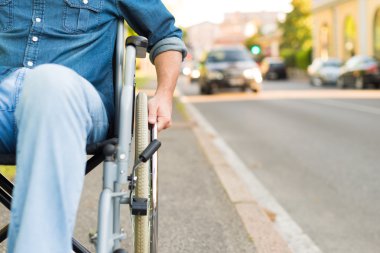 Şehirde onun tekerlekli sandalye kullanan adam