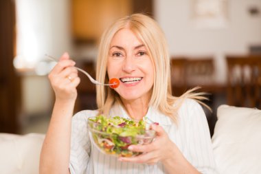 sağlıklı bir salata yemek kadın