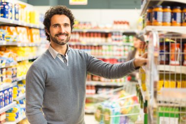 Süpermarkette alışveriş yapan bir adam