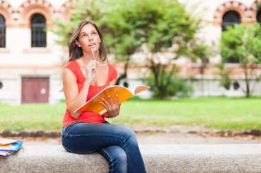 Kız onun defter üzerinde yazma