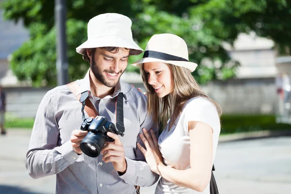 Homem mostrando fotos para namorada — Fotografia de Stock