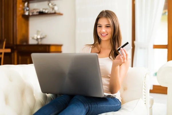 Glad kvinna gör online shopping — Stockfoto