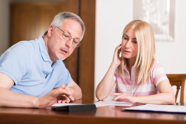 Couple calculating their expenses — Stock Photo, Image