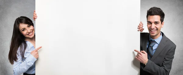 İnsanlar boş bir afiş gösterilen