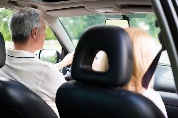 Paar reizen in hun auto — Stockfoto