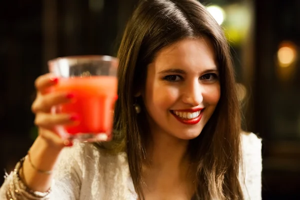 Mulher segurando copo de cocktail — Fotografia de Stock