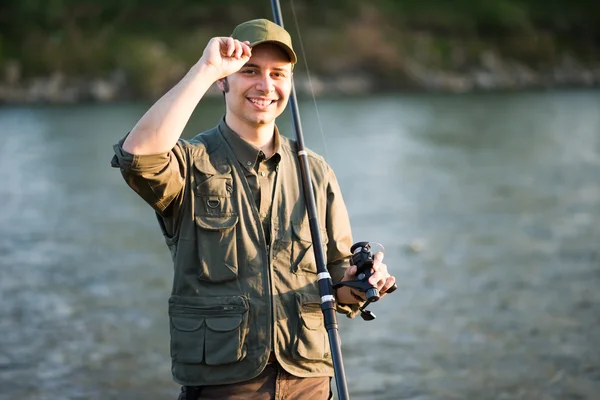 Pescatore che pesca su un fiume — Foto Stock