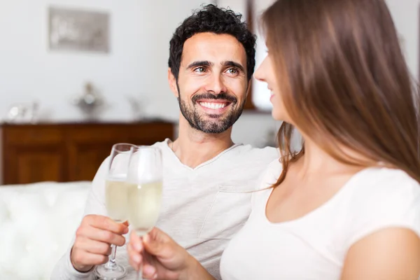 Casal comemorando com copos de champanhe — Fotografia de Stock