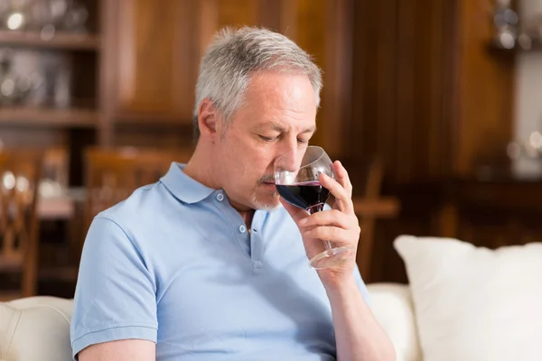 Älterer Mann genießt ein Glas Wein — Stockfoto