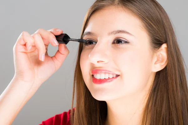 Donna che applica Mascara — Foto Stock