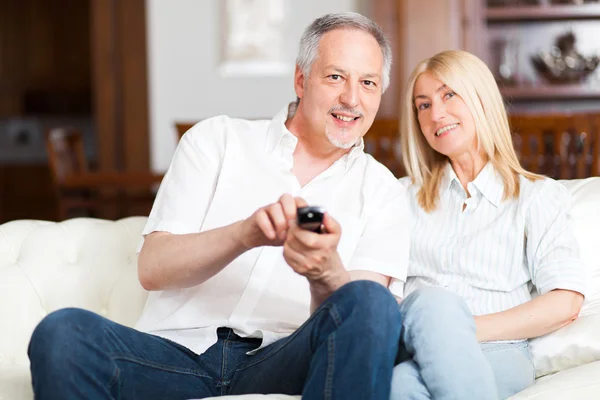 Scouple sitting in couch and watching tv — Stock Photo, Image