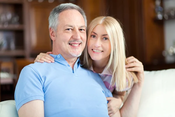 Mature couple in their home — Stock Photo, Image