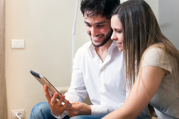 Pareja usando una tableta — Foto de Stock