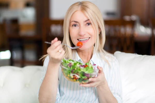 Kvinna äta en hälsosam sallad — Stockfoto