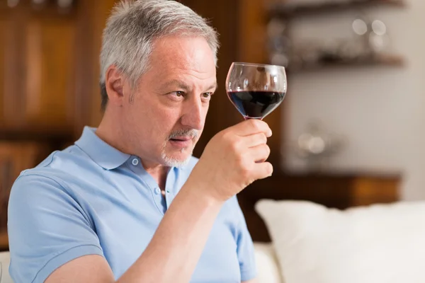 Hombre maduro disfrutando de una copa de vino — Foto de Stock