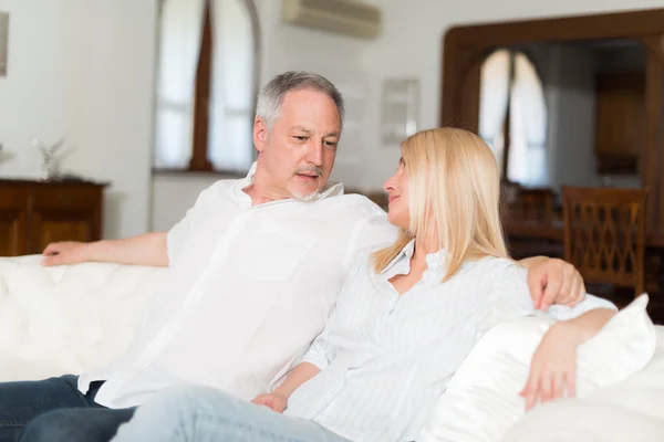 Ouder paar praten in hun huis — Stockfoto