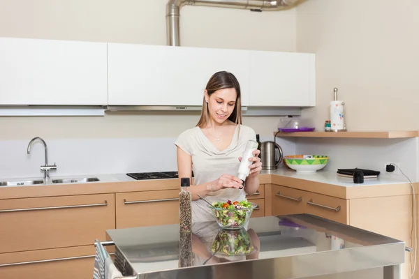 Vrouw kruiden salade — Stockfoto