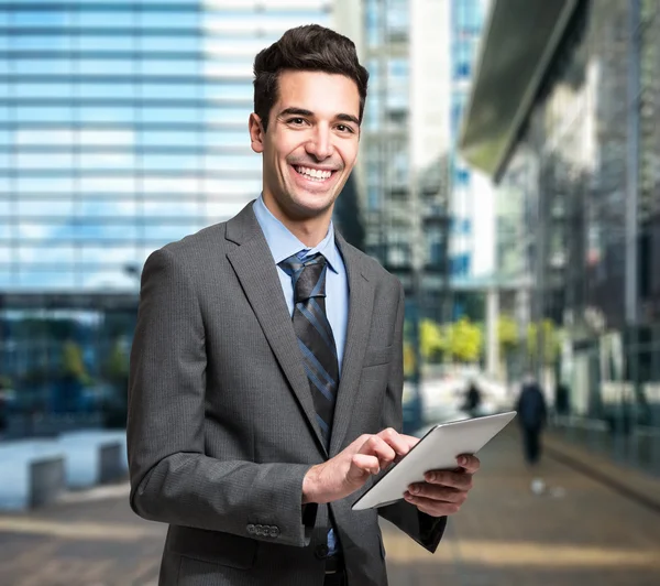 Zakenman met zijn Tablet PC — Stockfoto