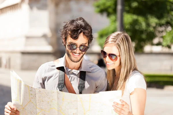 Turist çift tutan bir şehir haritası — Stok fotoğraf