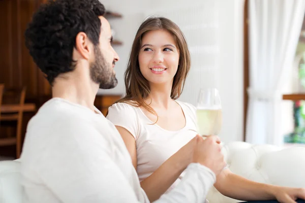 Casal comemorando com copos de champanhe — Fotografia de Stock