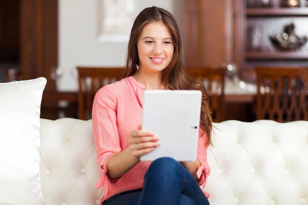 Frau liest ein E-Book — Stockfoto