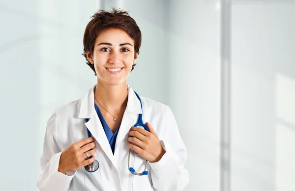 Sorridente médico feminino — Fotografia de Stock