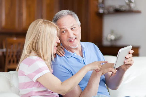 Äldre par med hjälp av Tablet PC — Stockfoto