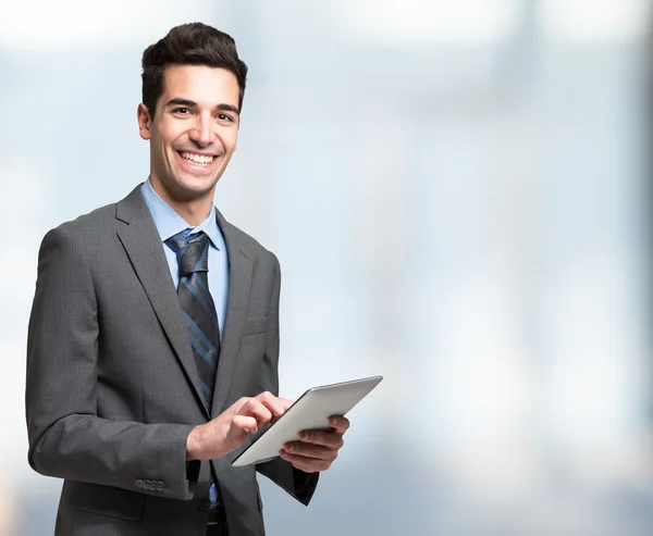 Hombre sonriente usando tableta —  Fotos de Stock