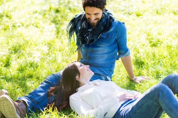 Pareja sentada en el parque — Foto de Stock