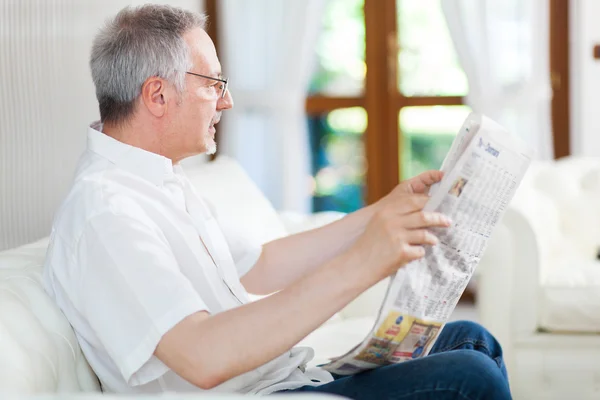 Uomo che legge un giornale — Foto Stock