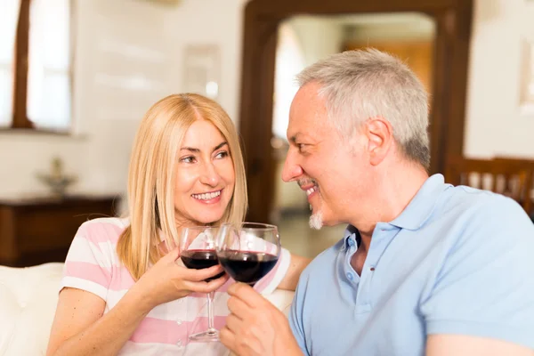 Reifes Paar trinkt ein Glas Wein — Stockfoto