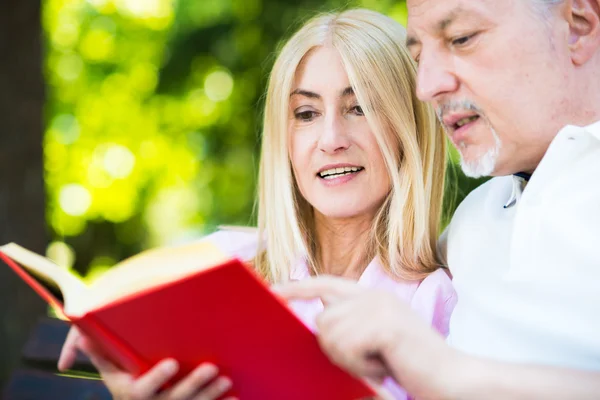 Pareja madura libro de lectura —  Fotos de Stock