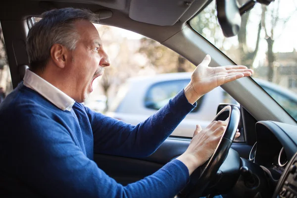 Arga chauffören skriker i bil — Stockfoto