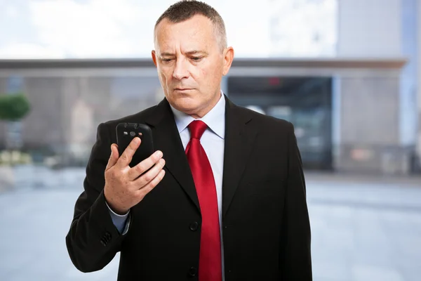 Homme d'affaires utilisant son téléphone portable — Photo