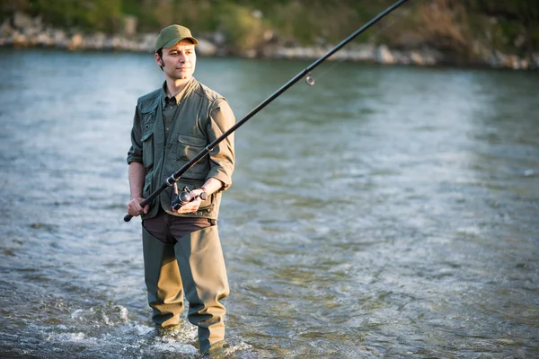 Pescatore che pesca in un fiume — Foto Stock