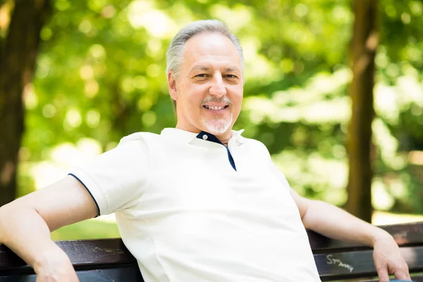 Homme mûr relaxant dans le parc — Photo