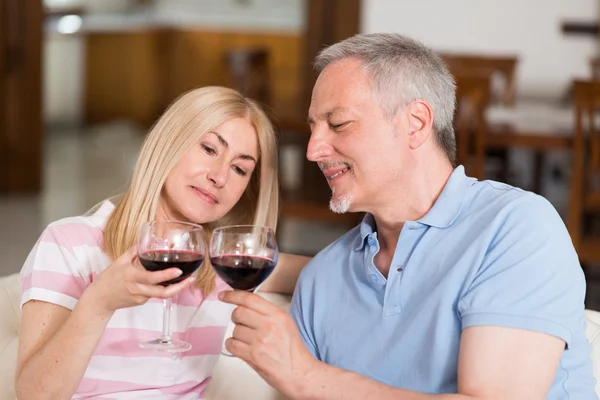 Paar trinkt Glas Wein — Stockfoto