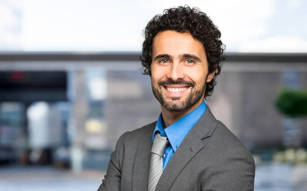 Bonito homem de negócios sorridente — Fotografia de Stock