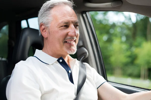 Uomo alla guida della sua auto — Foto Stock