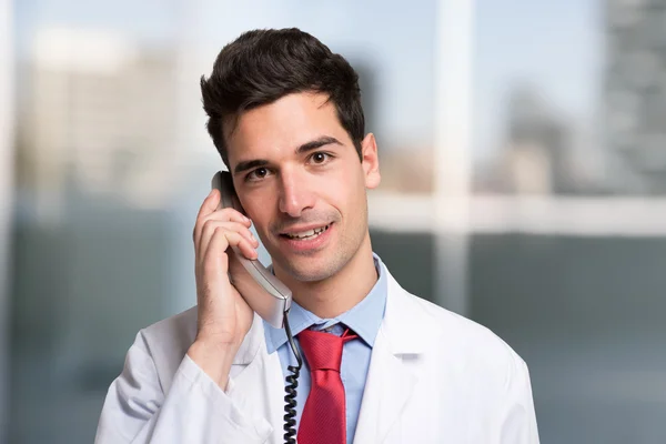 Doutor falando no telefone — Fotografia de Stock