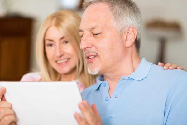 Ouder paar met behulp van Tablet PC — Stockfoto