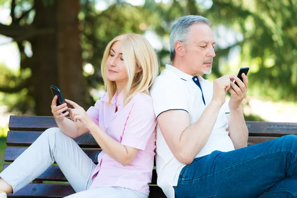 Paar schaut auf sein Handy — Stockfoto