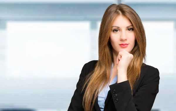 Vrouwelijke manager in office — Stockfoto