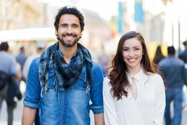 Casal andando em uma rua urbana — Fotografia de Stock