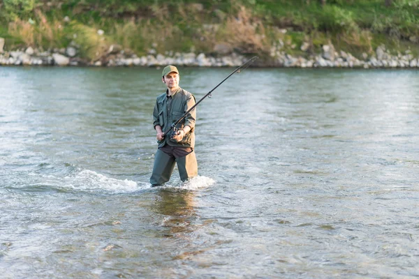 Visser visserij in een rivier — Stockfoto