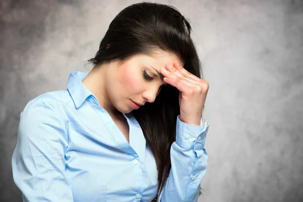 Femme stressée ayant mal à la tête — Photo