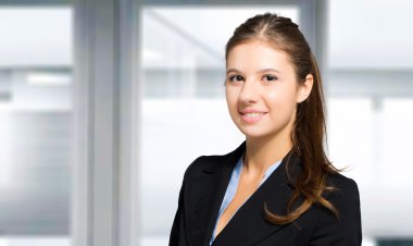 Ofiste gülümseyen iş kadını